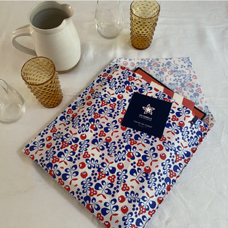 pochette cadeau ouverte qui emballe un livre