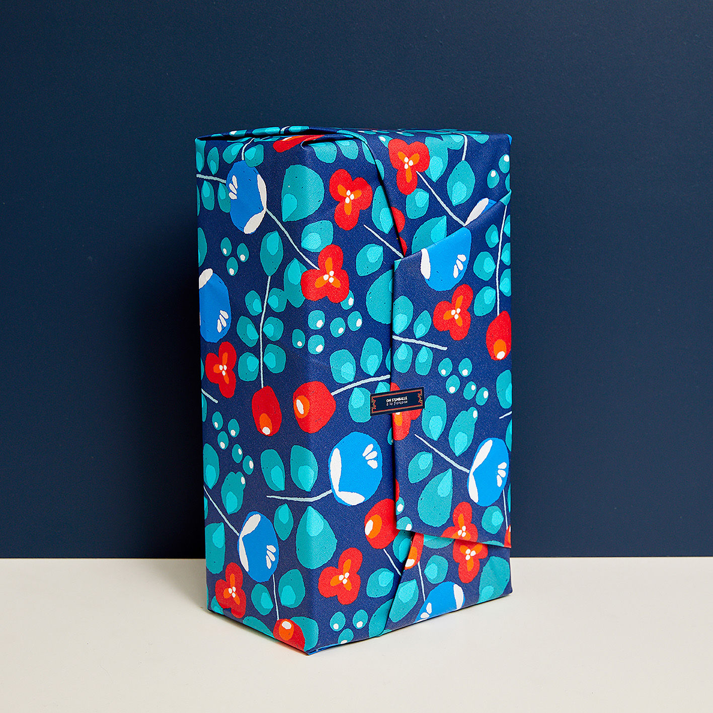 Grand paquet cadeau Bleu en coton sur fond bleu