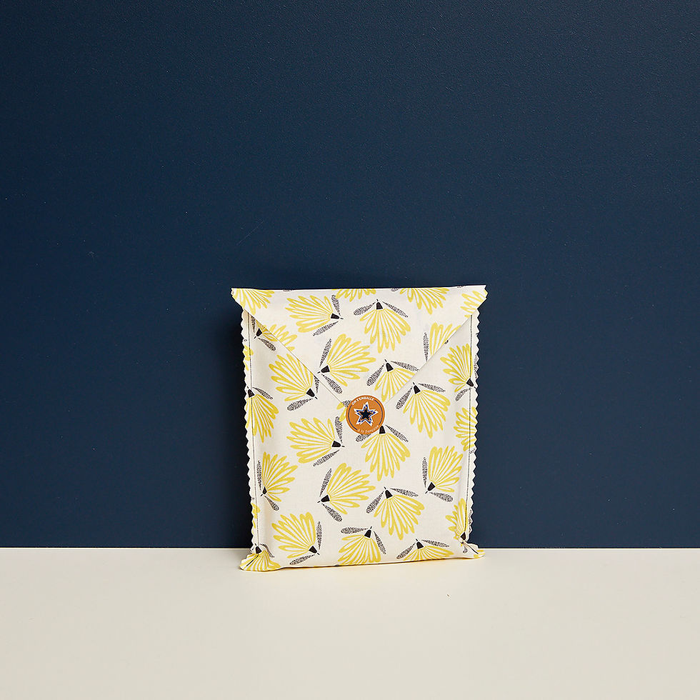 Miniature : Petite pochette cadeau en coton jaune sur fond bleu