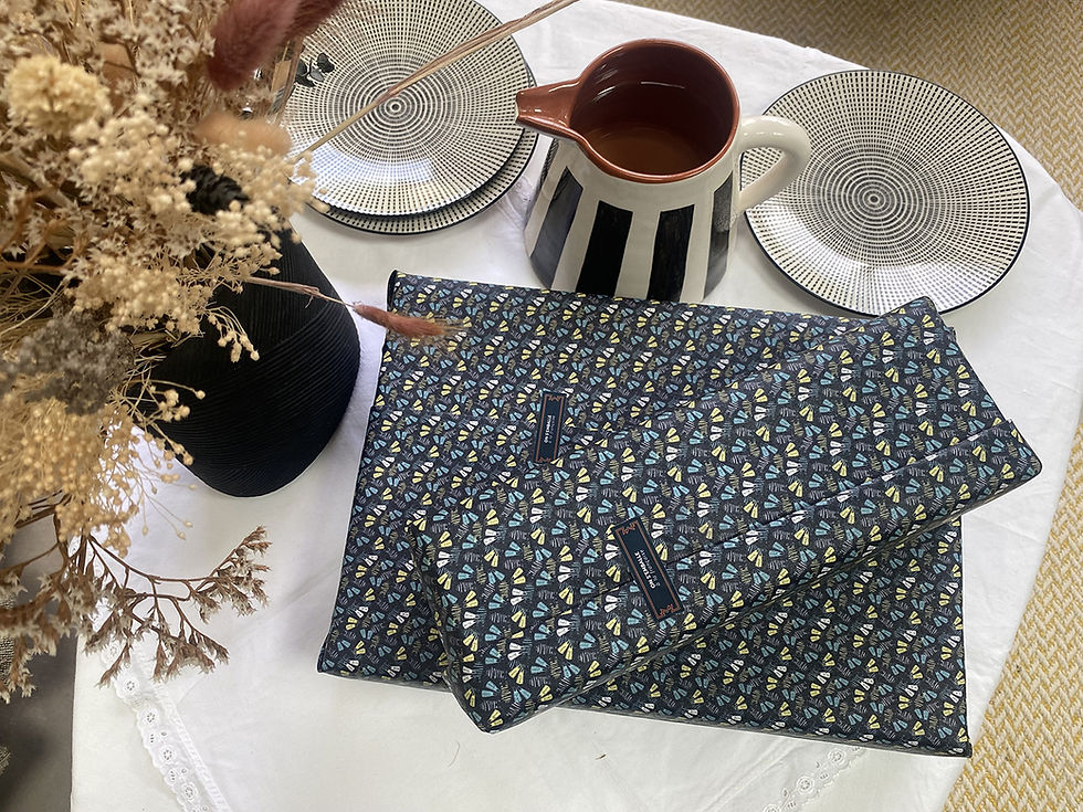 Miniature : 2 Grands paquets cadeaux sur table de fête