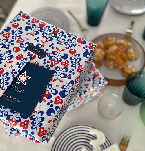 Paquet cadeau motif limoges sur table d'anniversaire.jpg