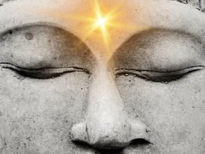 etincelle au niveau du troisieme oeil d une statue de bouddha
