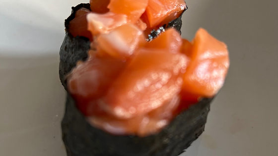 Q9 Salmon Gunkan-Maki-2pcs