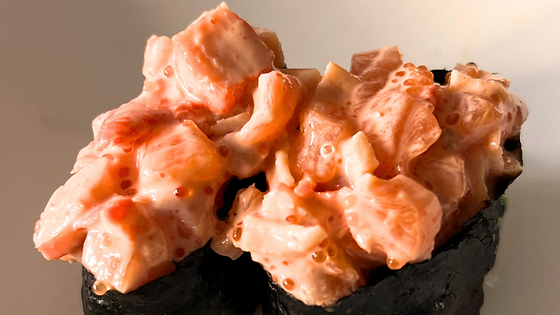 Q10 Spicy Salmon Gunkan-Maki -2pcs