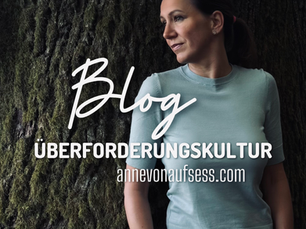 Anne von Aufseß vor einem großen Baum im Wald. Titelbild des Blogartikels "Überforderungskultur" über psychische Gesundheit, gesellschaftlichen Druck, Eigenverantwortung und Menschlichkeit in einer erschöpfenden Gesellschaft.