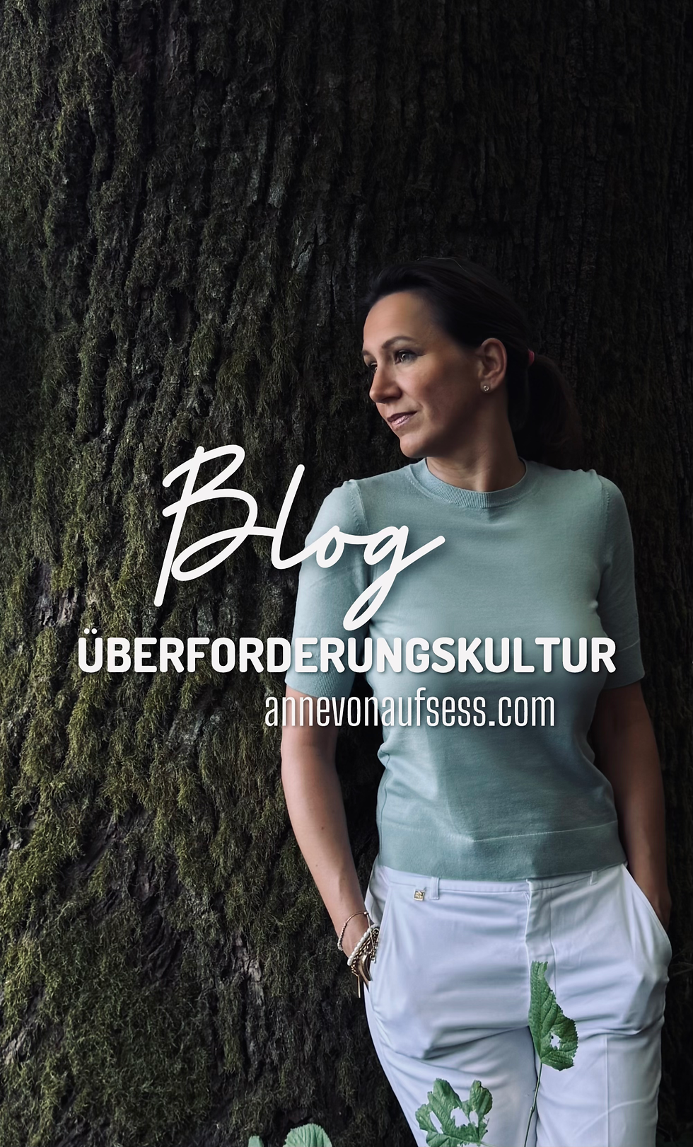 Anne von Aufseß vor einem großen Baum im Wald. Titelbild des Blogartikels "Überforderungskultur" über psychische Gesundheit, gesellschaftlichen Druck, Eigenverantwortung und Menschlichkeit in einer erschöpfenden Gesellschaft.