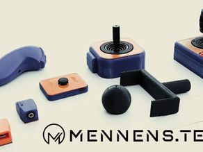 Serie di controller e joystick adattivi Mennens Tech disposti su uno sfondo chiaro: joystick grandi e compatti, pulsanti, adattatori e un Nunchuck, con il logo Mennens Tech in primo piano.