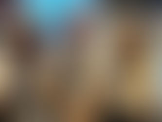 Tre membri del team Thumb Soldiers posano sorridendo allo stand fieristico del brand, circondati da pannelli espositivi con accessori e grafiche del marchio.