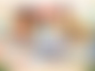 Illustrazione digitale di tre insegnanti che collaborano attorno a un laptop con checklist PEI e PDP, con tablet, schede e strumenti per l’inclusione su un tavolo in aula.