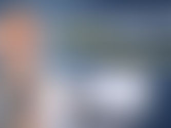 Uomo che mostra uno smartphone con dashboard sanitaria accanto a un laptop, con il titolo “Sanità predittiva: il futuro (già qui) per chi ha disabilità gravi”.