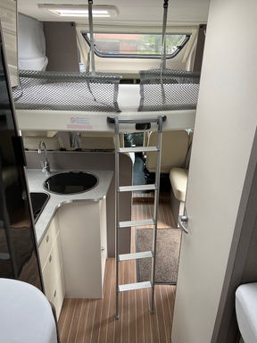 hubbett-kinder-netz-sicher-wohnmobilverleih-wohnmobil mieten-autocamper-nordsee-daenemark-skandinavien-wohnmobilvermietung-wohnmobil-autocamper-seacamper-autocamperudlejning-dansk grænse-tyskland-teilintegiert-hubbett-netz-abgesichert-kleinkind-kind-lej autocamper billig og stor med hund-tysk grænse-lej autocamper i tyskland