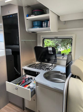 wohnmobilverleih-wohnmobil mieten-dansk grænse-nordsee-tyskland-daenemark-skandinavien-teilintegriert-küche-froster-essgeschirr-kochen-kühlschrank-autocamper-autocamperudlejning-schleswig-holstein-gasherd-kaffeevollautomat-lej autocamper billig og stor med hund-tysk grænse-lej autocamper i tyskland