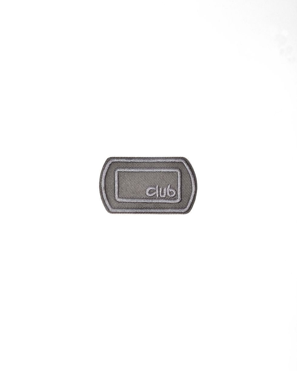 Γκρι μίνιμαλ κεντητό patch με την επιγραφή Club