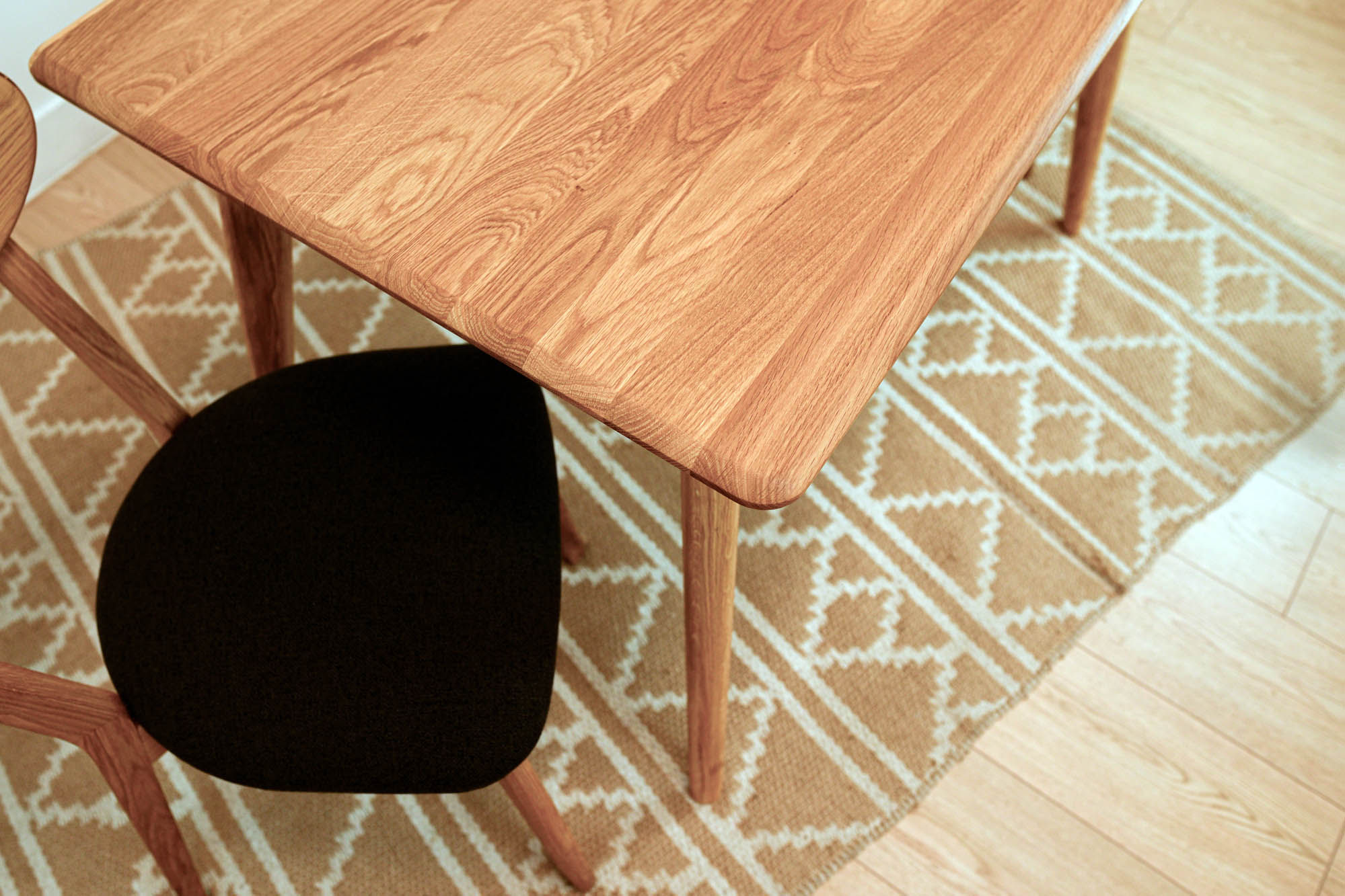 Stół Light z drewna dębowego - dąb olejowany