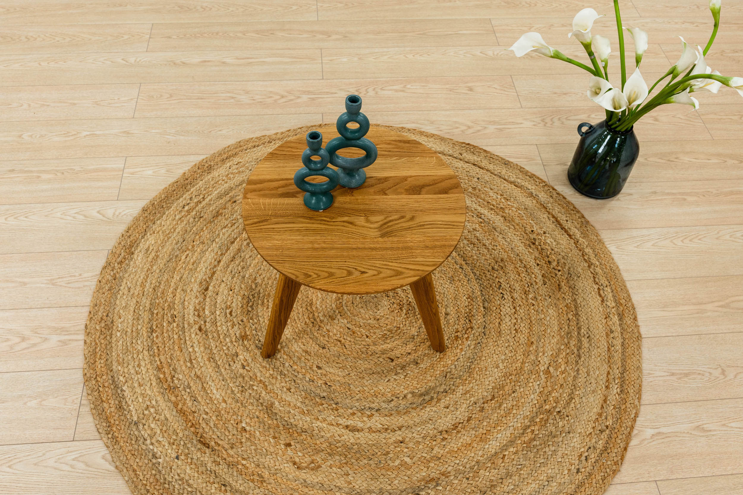 Stolik Dante – skandynawski design, cienkie nogi i blat z dębu