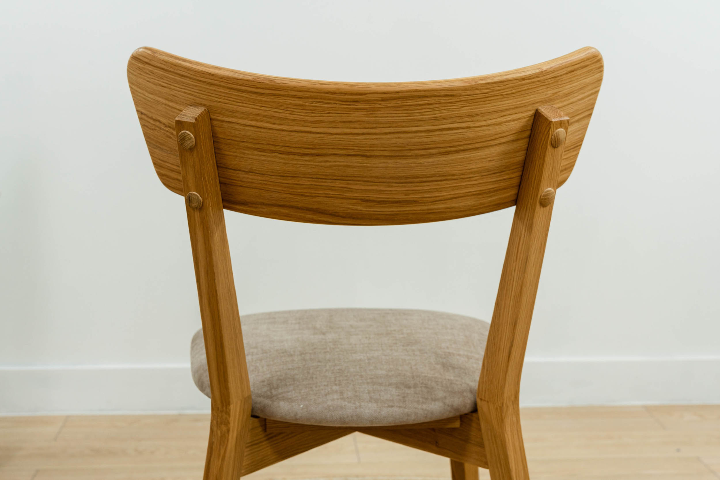 Krzesło Urbano z drewna dębowegо - Natural Hard Wax Oil - Vogue 02 od Cozy Wood