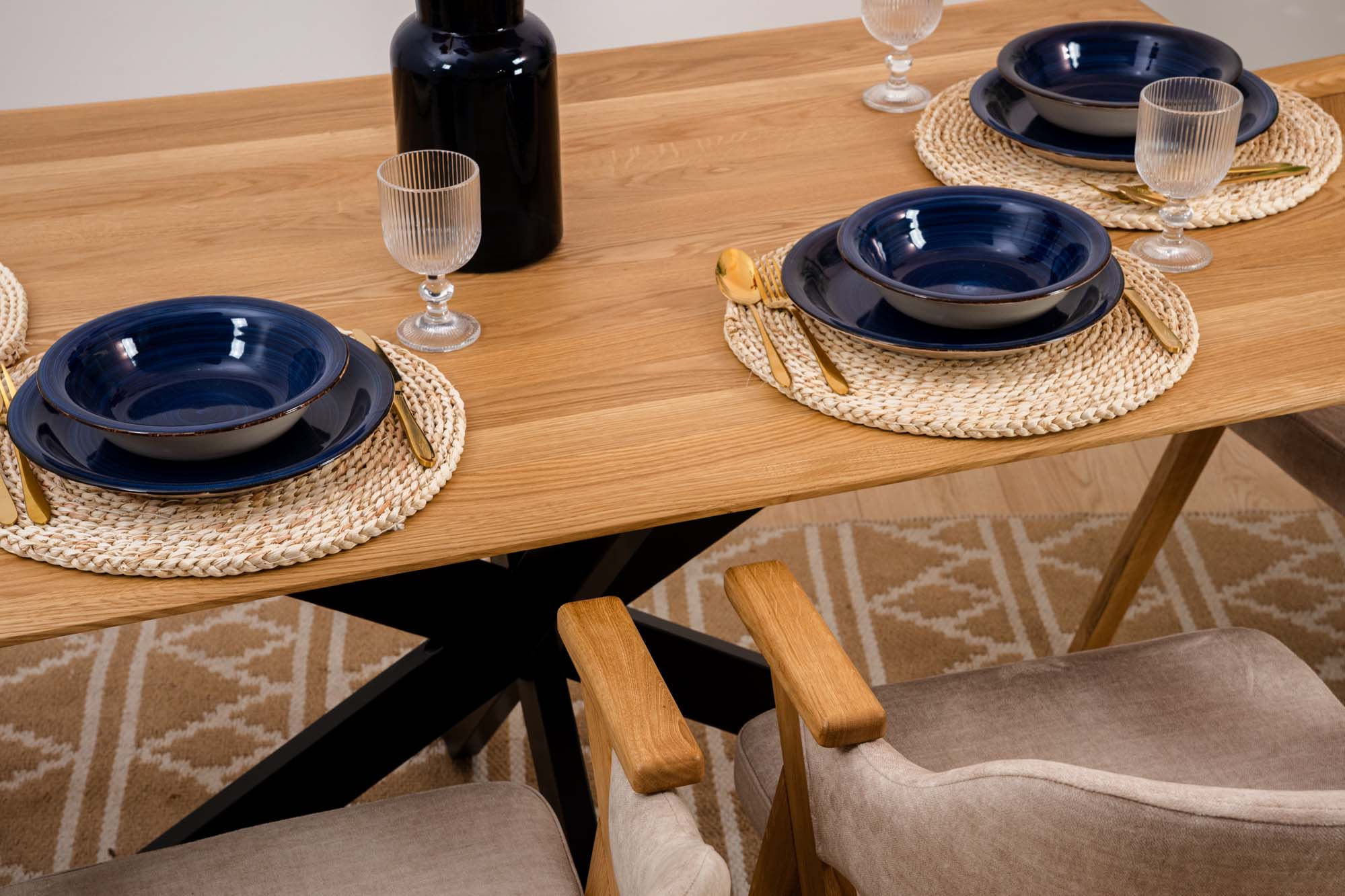 Dębowy stół Tor – blat, naturalna struktura drewna, detale nogi