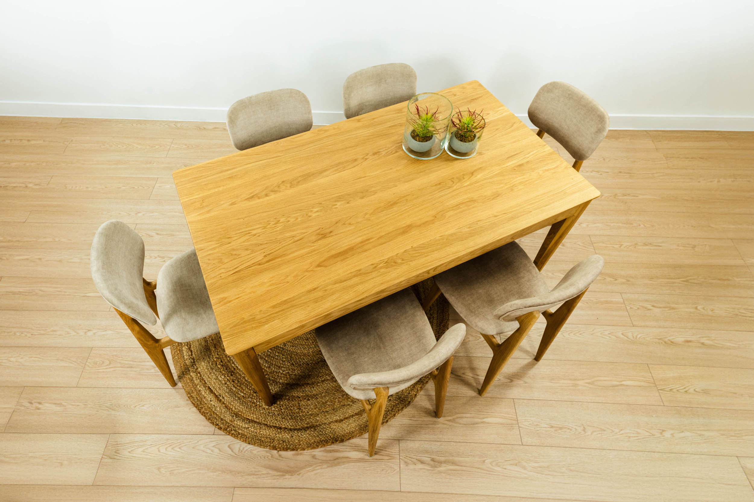 Stół Loki z litego dębu od Cozy Wood, prostokątny blat o wymiarach dostępnych od 120 × 80 cm do 200 × 90 cm, wykończony natur