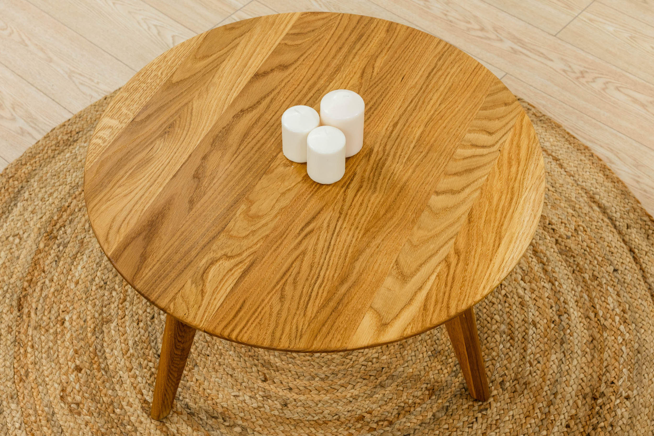 Dębowy stolik Dante – detale blatu, faktura litego drewna