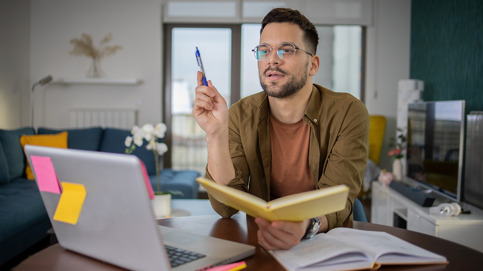 estudante adulto concentrado na aprendizagem, segurando um livro em sua mão.