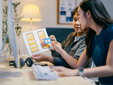 Jovens debatendo sobre microlearning