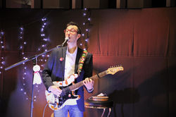 Vincent Pessama guitare et chant LÜEURS