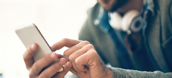 Człowiek stara aplikacji