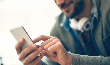 Mann, der versucht App