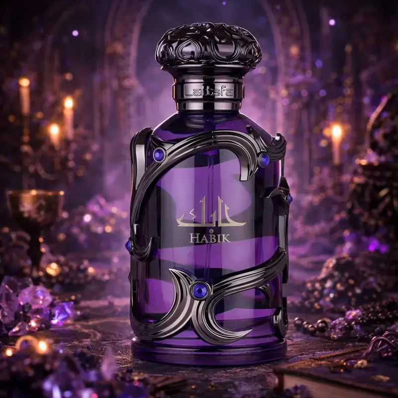 Miniatura: Frasco de perfume roxo com texto RADIK, em ambiente místico escuro.
