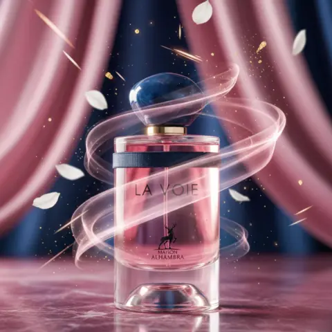 Frasco de perfume rosa "LA ROSE BLEUE" entre cortinas e pétalas.