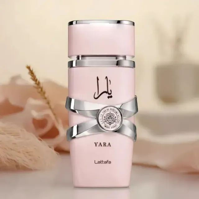 Miniatura: Frasco de perfume rosa YARA Lattafa com detalhe prateado elegante.