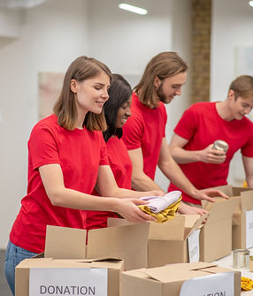 jeunes-rouge-emballant-cartons-aide-humanitaire.jpg