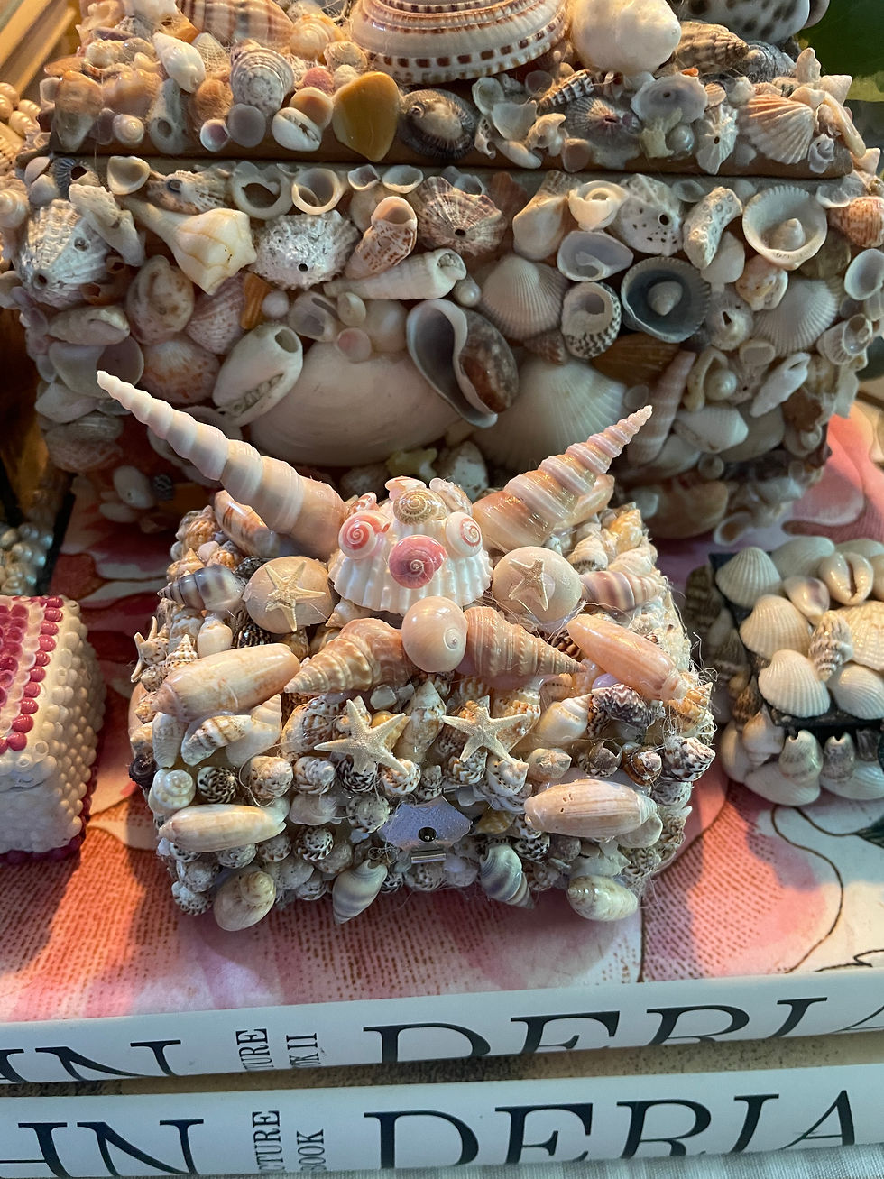 Thumbnail: Small Footed Seashell Box 