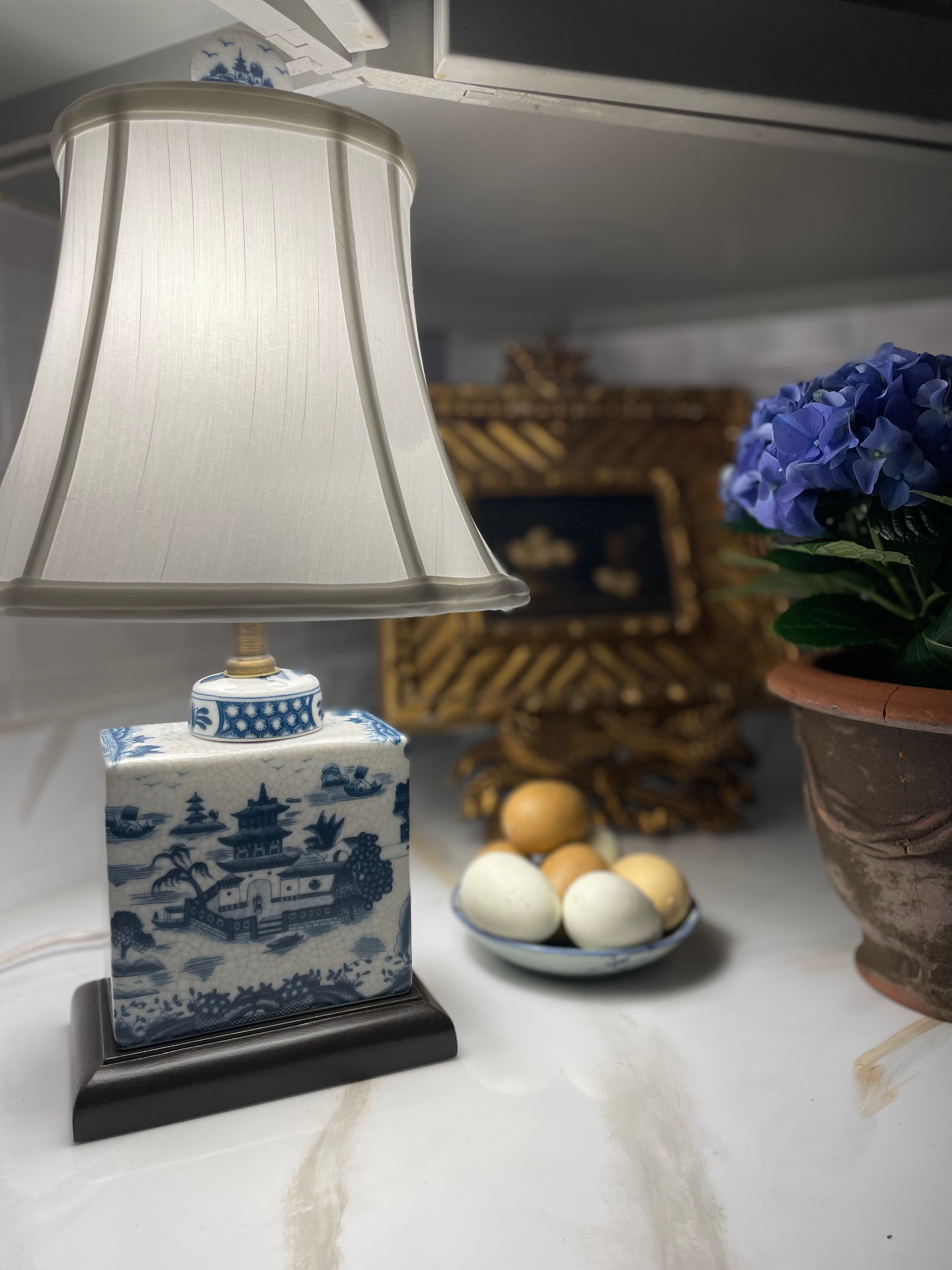 Blue willow table lamp 