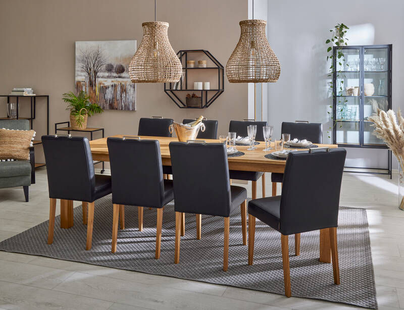 Aava ruokapöytä 240x100cm ja Säde ruokatuoli  Väri: Tammi, tuolin verhoilu: musta  nahka.