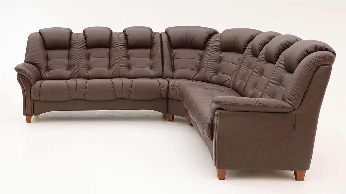 Amiral kulmasohva.
Verhoilu: Natural Soft 400
Jalat: 104/9 pähkinä
Koristelistat: Pähkinä