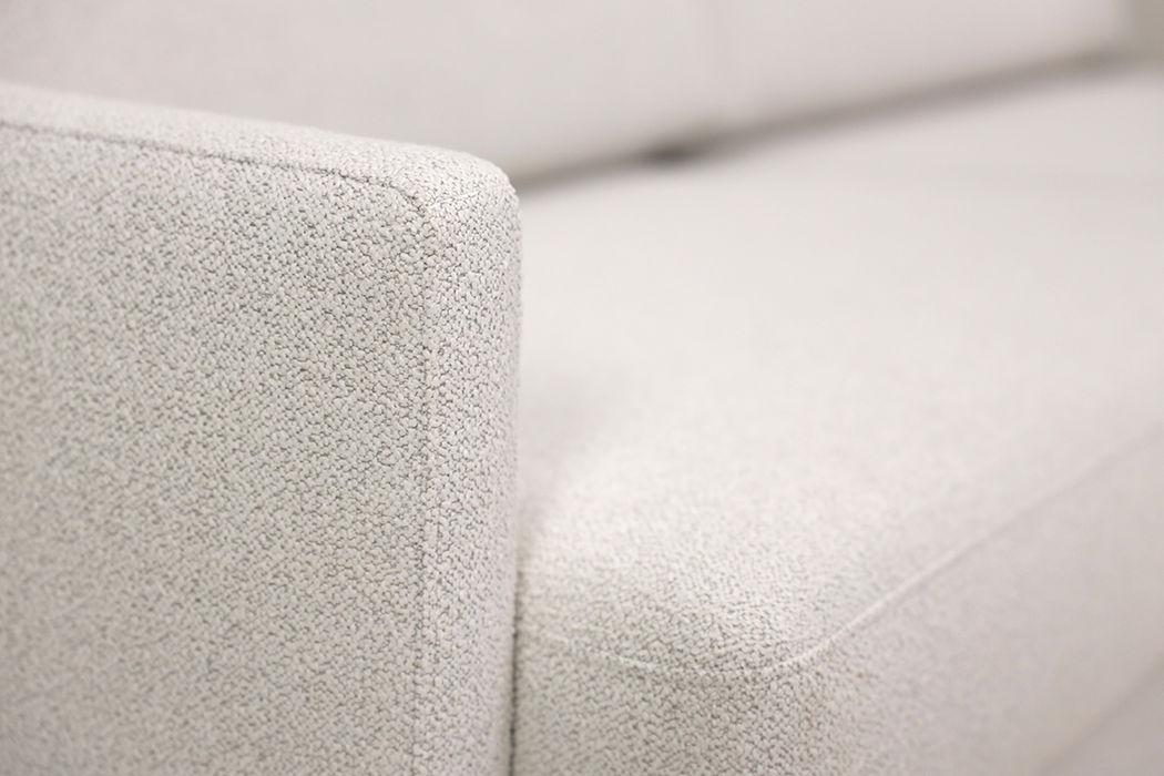 Muru 3-istuttava vuodesohva.
Verhoilu: Bond 06 -kangas, jalat 127/23 öljytty tammi.