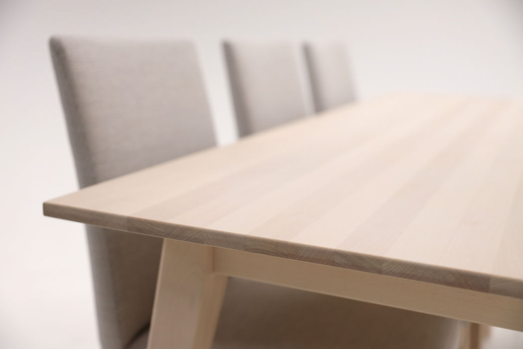 Klassikko ruokapöytä 90x175cm ja Mood ruokatuolit.
Väri: Nordic koivu. Verhoilu: Atlantic 02