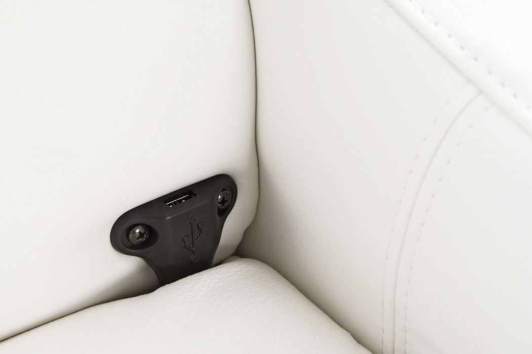 Sohvan runkoon asennettava USB-latauspistoke.
USB-latauspistoke on lisävaruste, joka voidaan liittää lähes kaikkiin kiinteisiin sohviin, joissa on irrallinen selkätyyny.