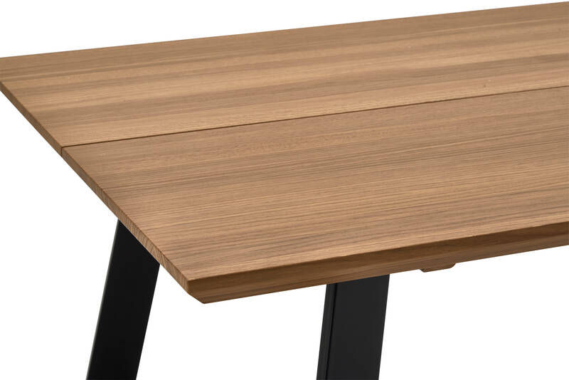 Tyyni ruokapöytä 200x100cm. Kansiväri: Tammi, teak petsaus. Jalkaväri: Musta