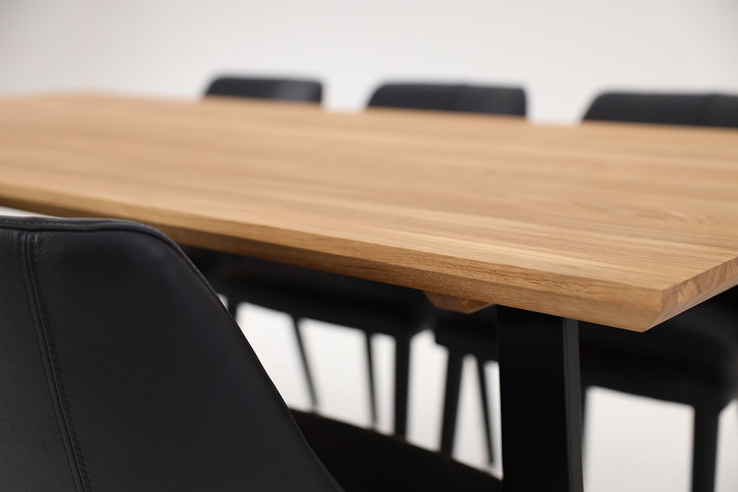 Tyyni ruokapöytä 200x100cm ja Rondo ruokatuolit. Kansiväri: Tammi, öljytty. Jalkavärit: Musta
Verhoilu: Labrador 06 -nahka