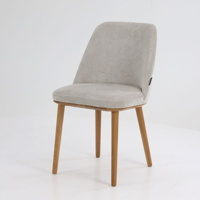 Talvik ruokatuoli.
Materiaalit: Chilla 01 -kangas ja lakattu tammi