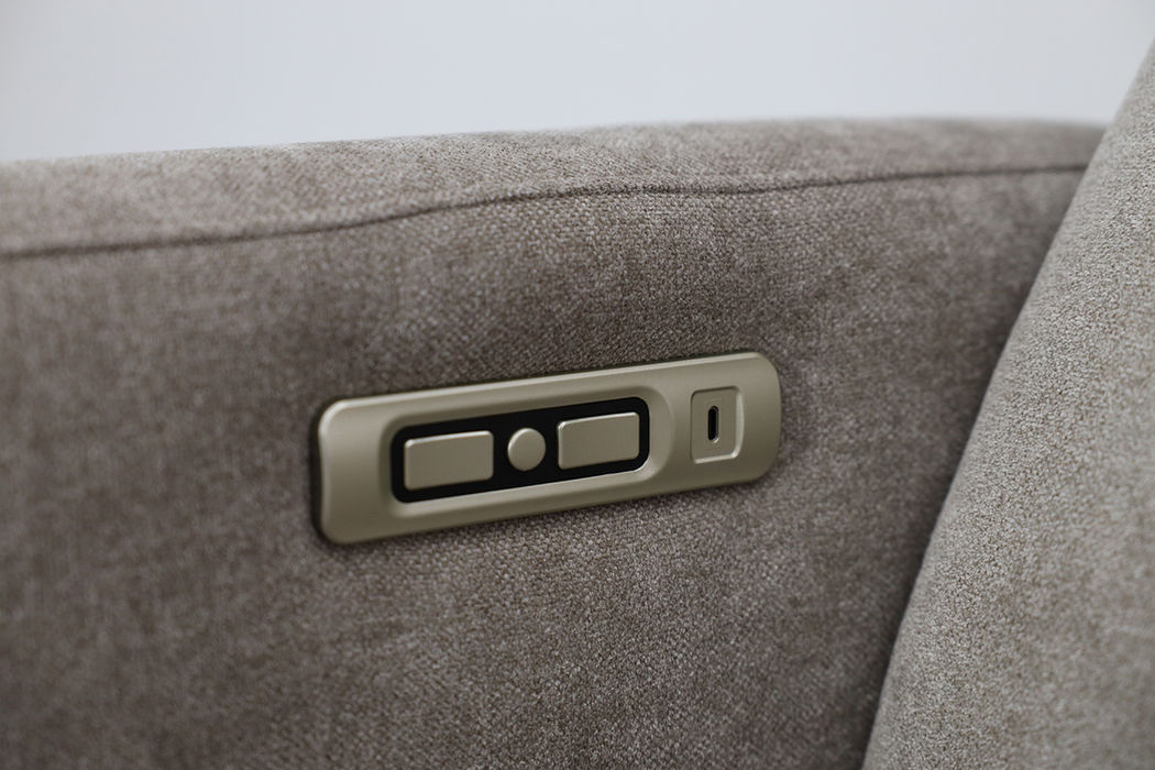 Pohjanmaan Zero mekanismituoli vaalealla Cloud 09 -kankaalla. Kahden moottorin avulla varsinkin selkäongelmista kärsiville loistava valinta. Moottorien avulla istujan alaselänpaine saadaan jakaantumaan isommalle selkäalueelle.