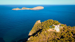 Private estate with double-wing villa, sea views, and Rental License