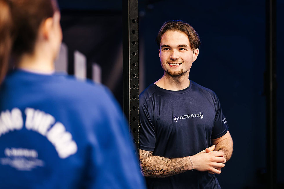 Quinten praat met klant in the hybrid gym