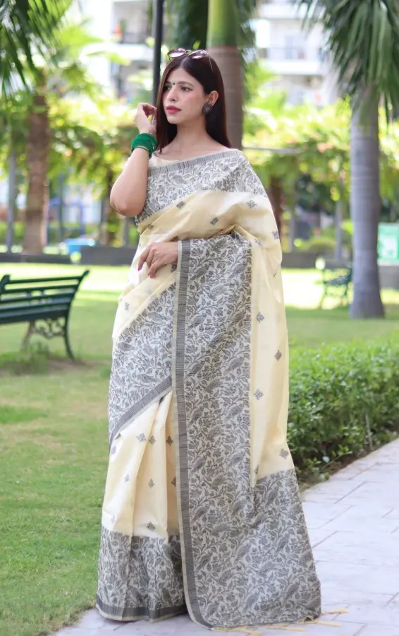 Thumbnail: Women's White Handloom Raw Silk Woven Saree