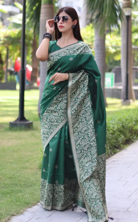 Thumbnail: Women's Green Handloom Raw Silk Woven Saree