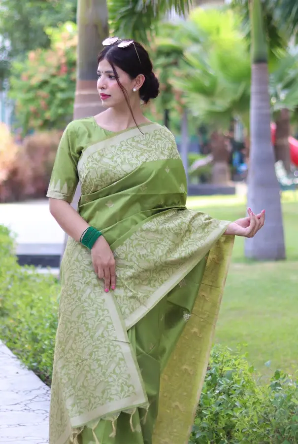 Thumbnail: Women's Light Green Handloom Raw Silk Woven Saree