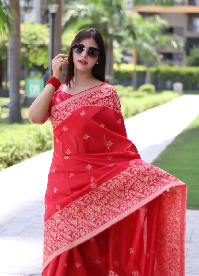 Thumbnail: Women's Red Handloom Raw Silk Woven Saree