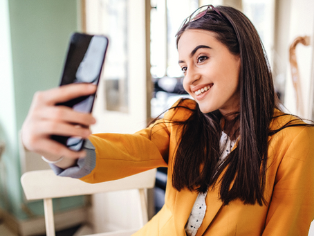 DIY vs. Professional: The Pros and Cons of Self-Taken Headshots